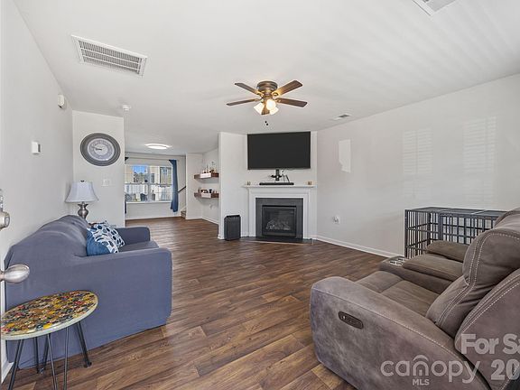 3rd image of 630 Shellbark Dr