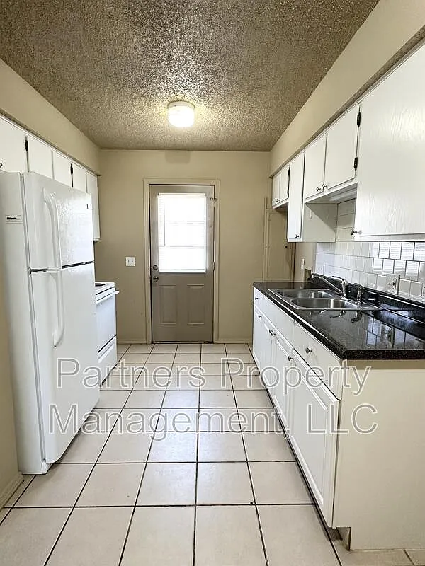 2 bed, 1.0 bath, 800 sqft, $950 — Photo 3