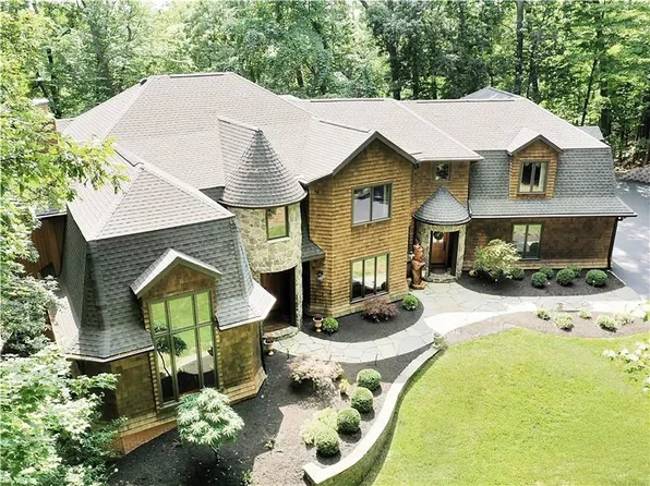 42 Lake Lacoma Dr, Pittsford, NY 14534