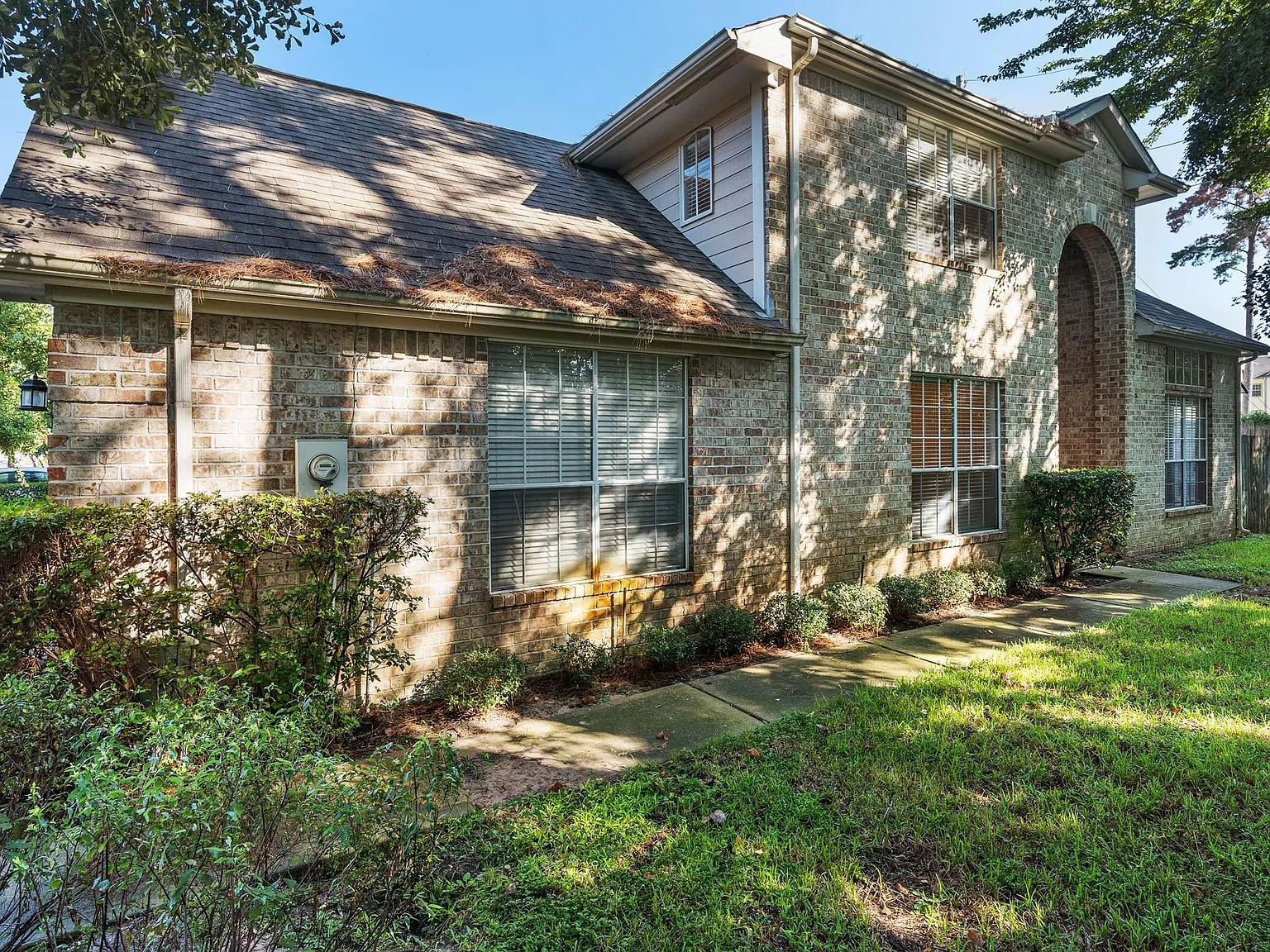 3 bed, 2.5 bath, 2002 sqft, $2,300 — Photo 2