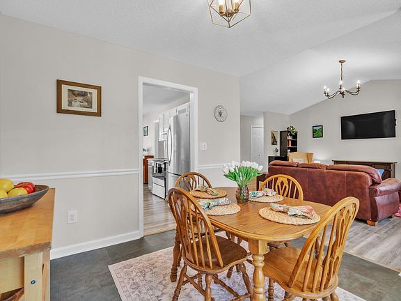 3rd image of 104 Boxelder Ln