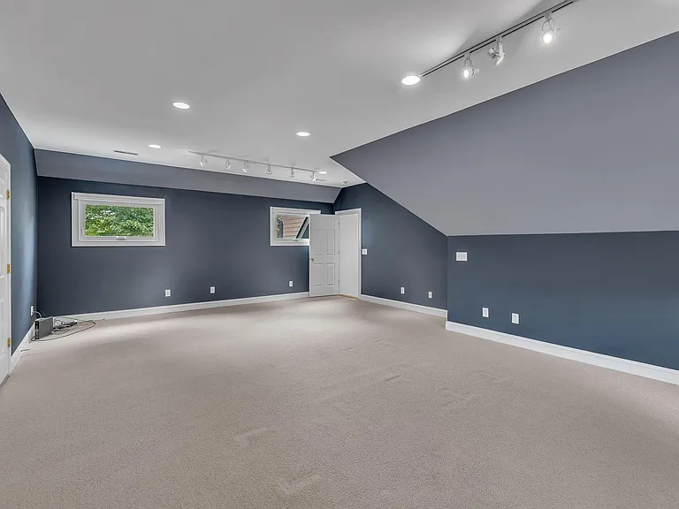 729 Harrow Ln — Photo 37