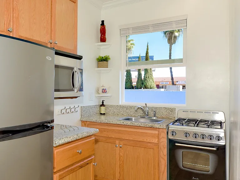 1650 Winona Blvd #4 — Photo 9
