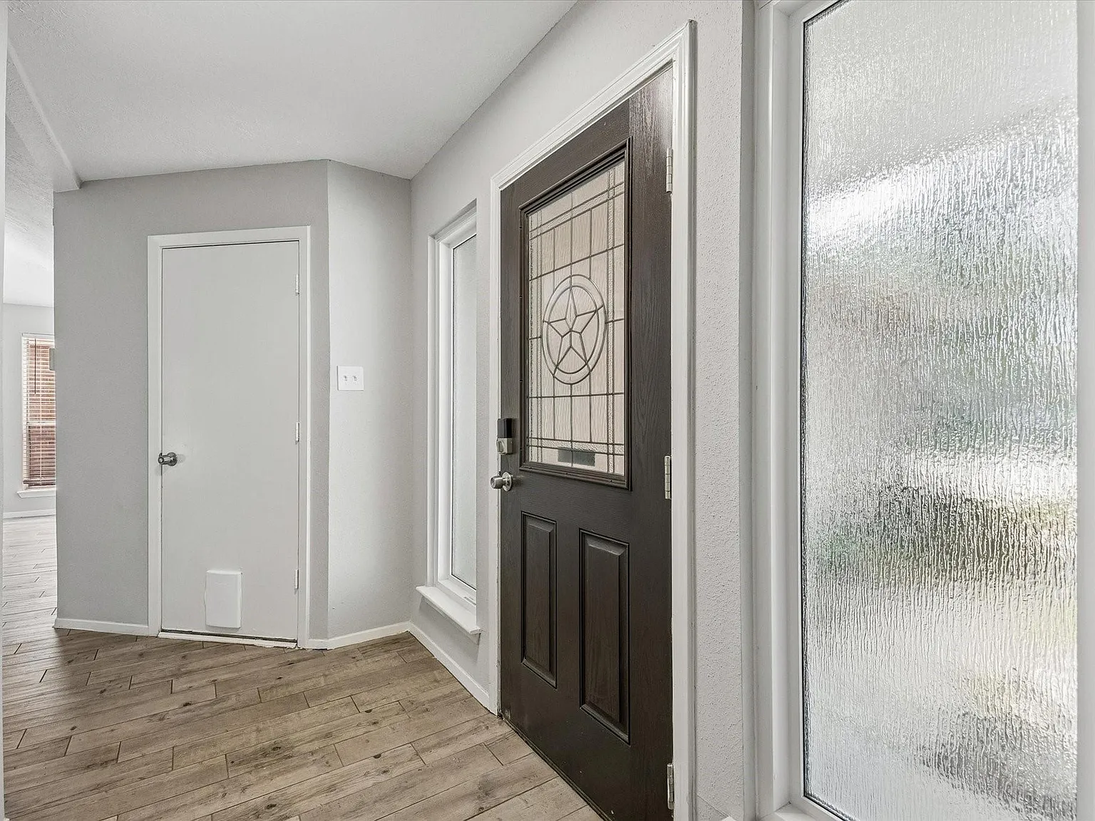 3 bed, 2.0 bath, 1510 sqft, $2,000 — Photo 2