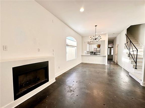 4th image of 266 W Robert E Lee Blvd