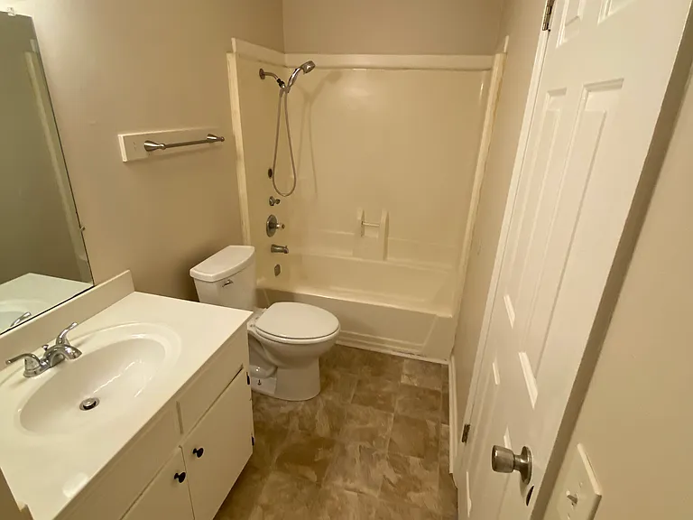 240 Lakeview Dr — Photo 13