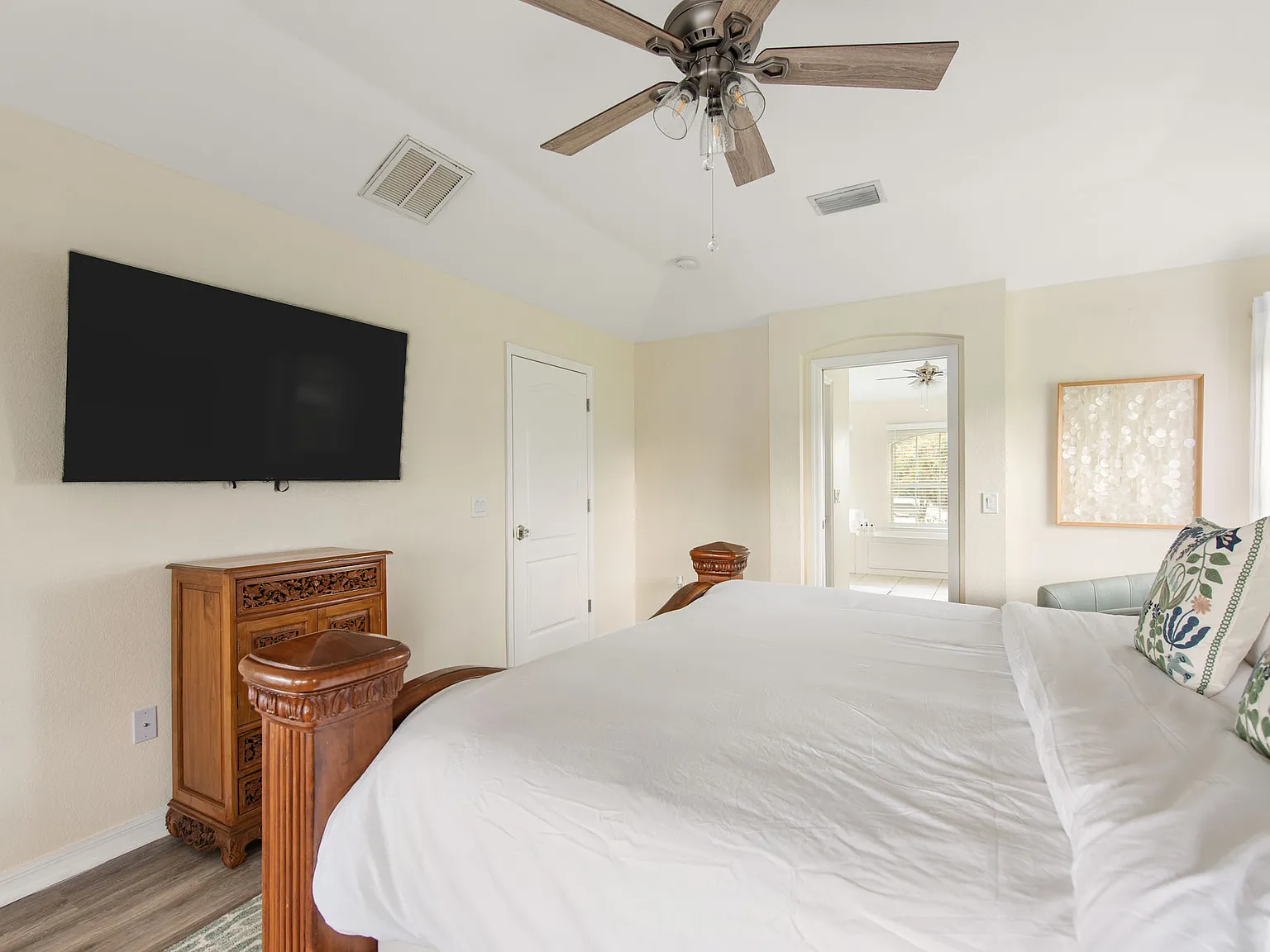 5 bed, 2382 sqft, $4,995 — Photo 4