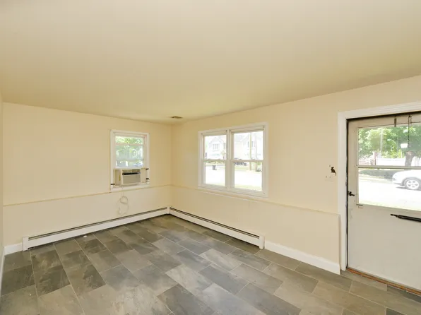 1 Leliarts Ln, Elmwood Park, NJ 07407