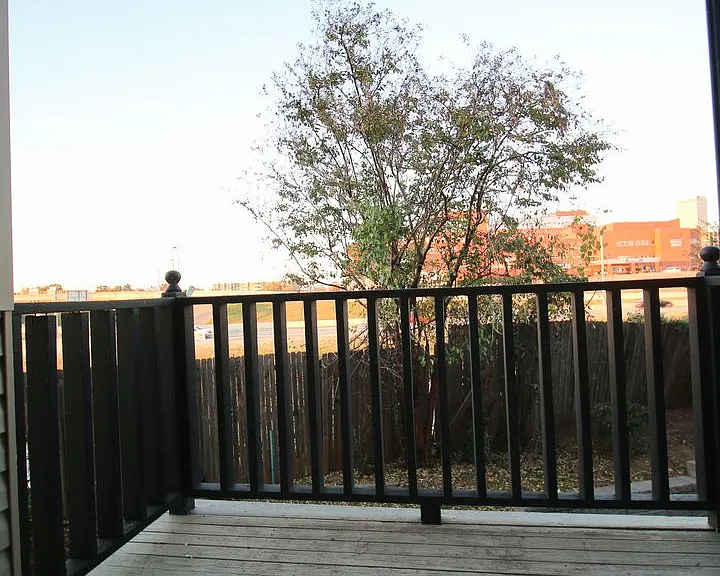 1225 S Lawton Ave — Photo 27