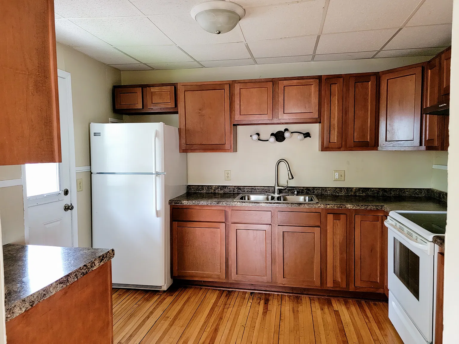 2 bed, 965 sqft, $975 — Photo 2