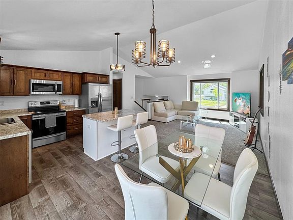 3rd image of 1628 Hazeltine Drive