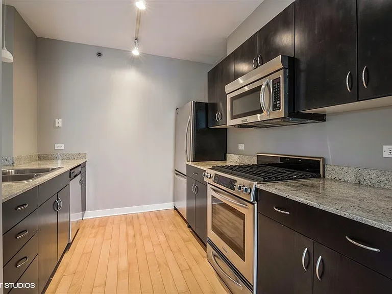 8 E Randolph St #1707 — Photo 3