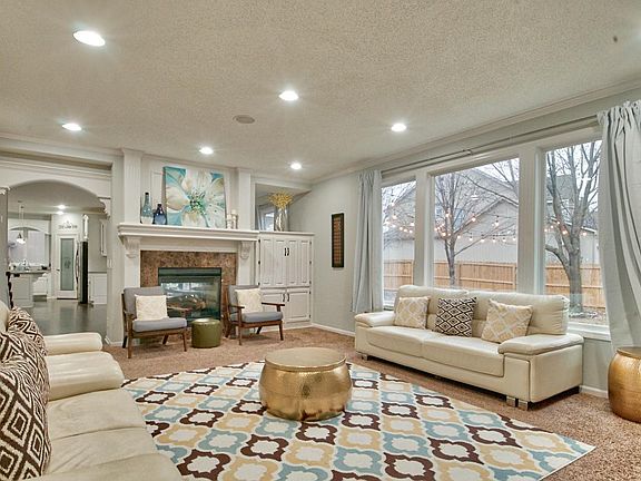 Wonderful Livingroom with Fireplace