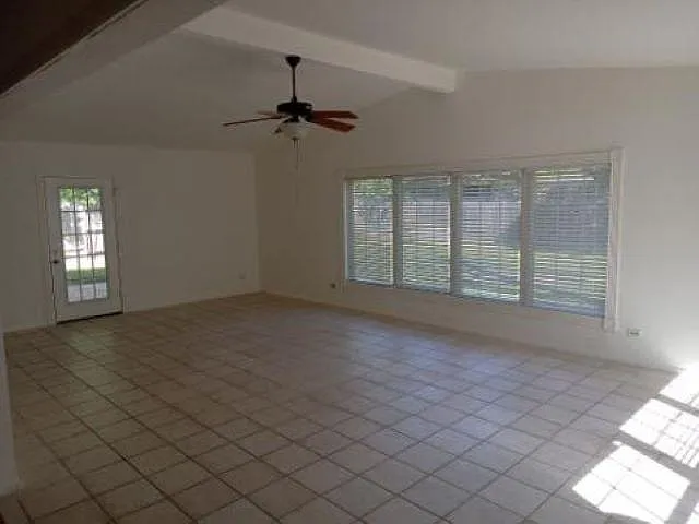 3 bed, 2050 sqft, $2,500 — Photo 3