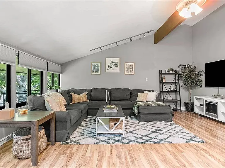 6 Longwood Dr #5 — Photo 1