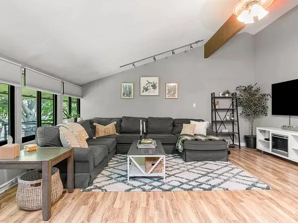 6 Longwood Dr APT 5, Andover, MA 01810