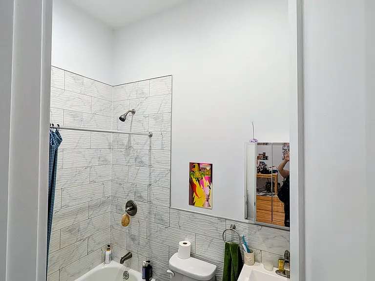 96 Scholes St #1R — Photo 8