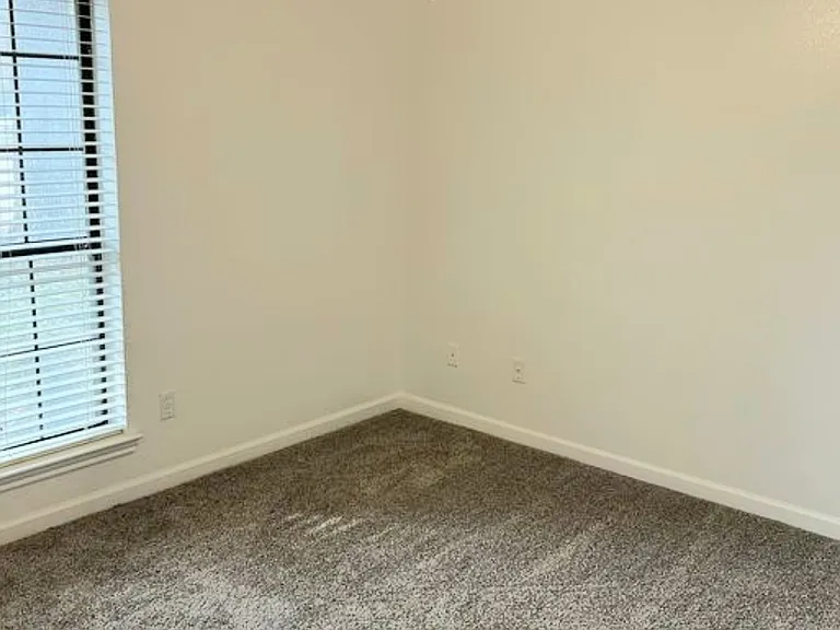 801 Summit Dr — Photo 8