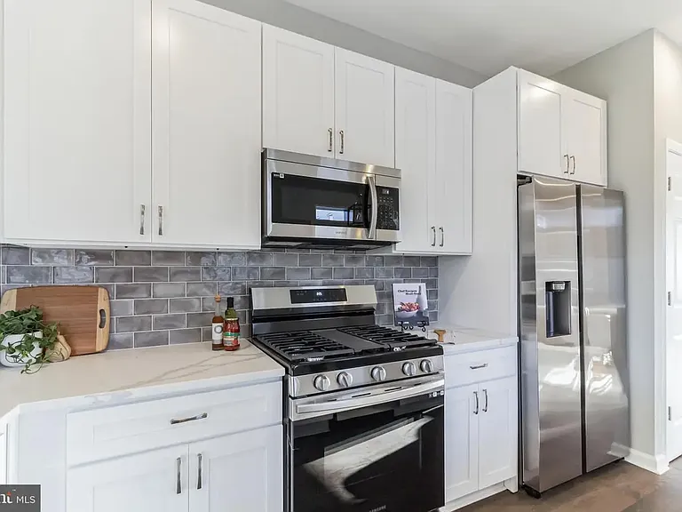 1626 Elkins Ln — Photo 2