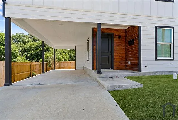 227 S Grimes St — Photo 2