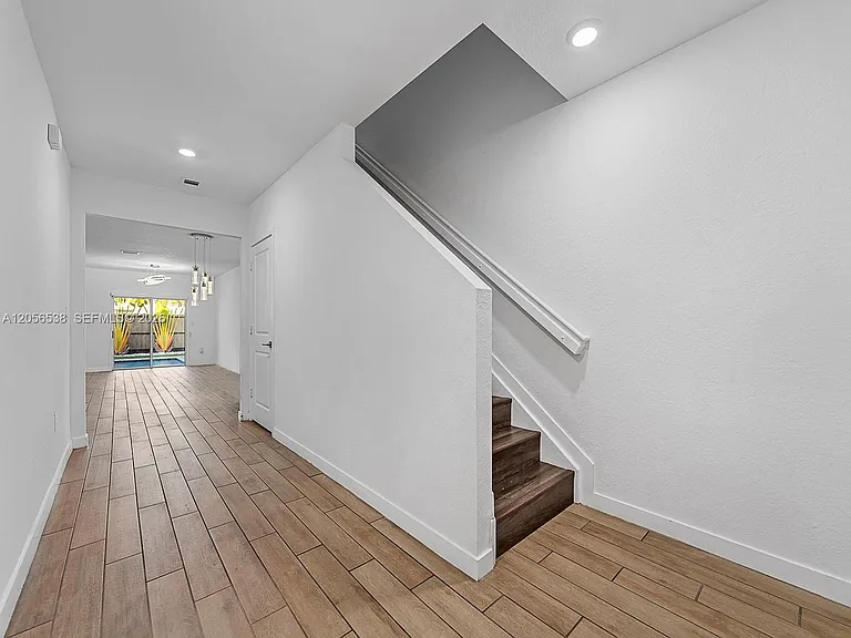 501 NE 6th Ct — Photo 8