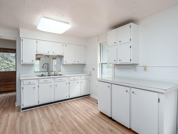 4th image of 608 Pioneer St