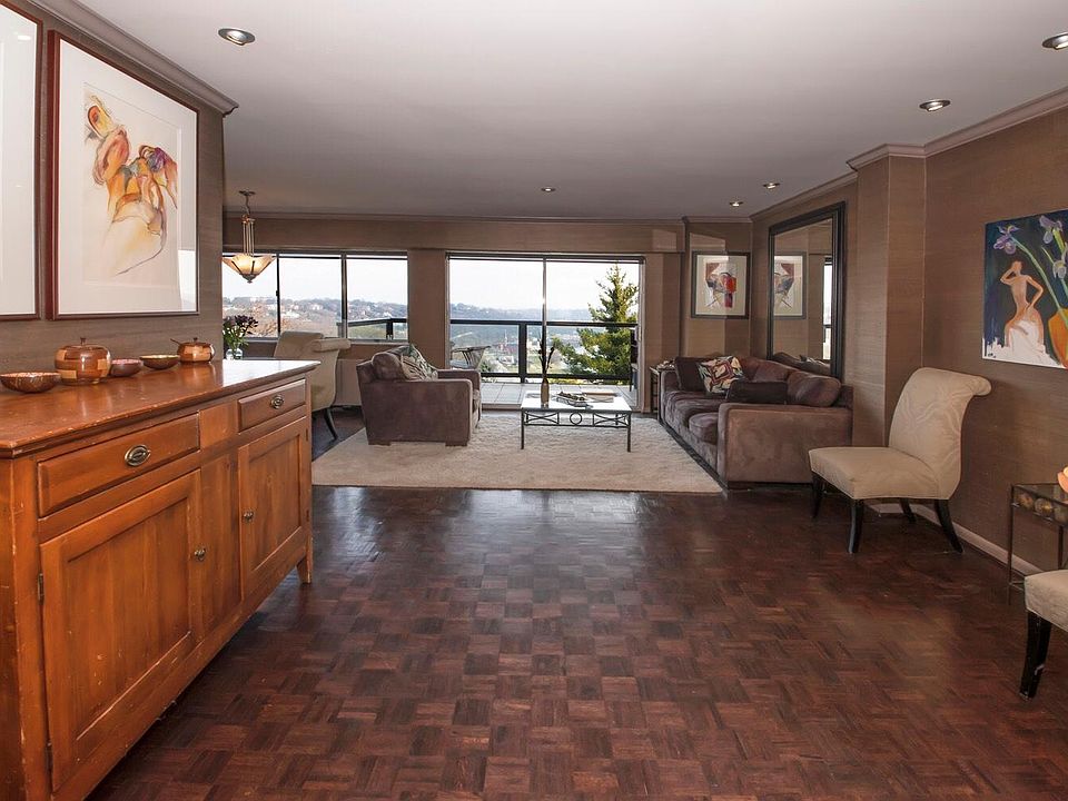 entrance and living room with exquisite river view