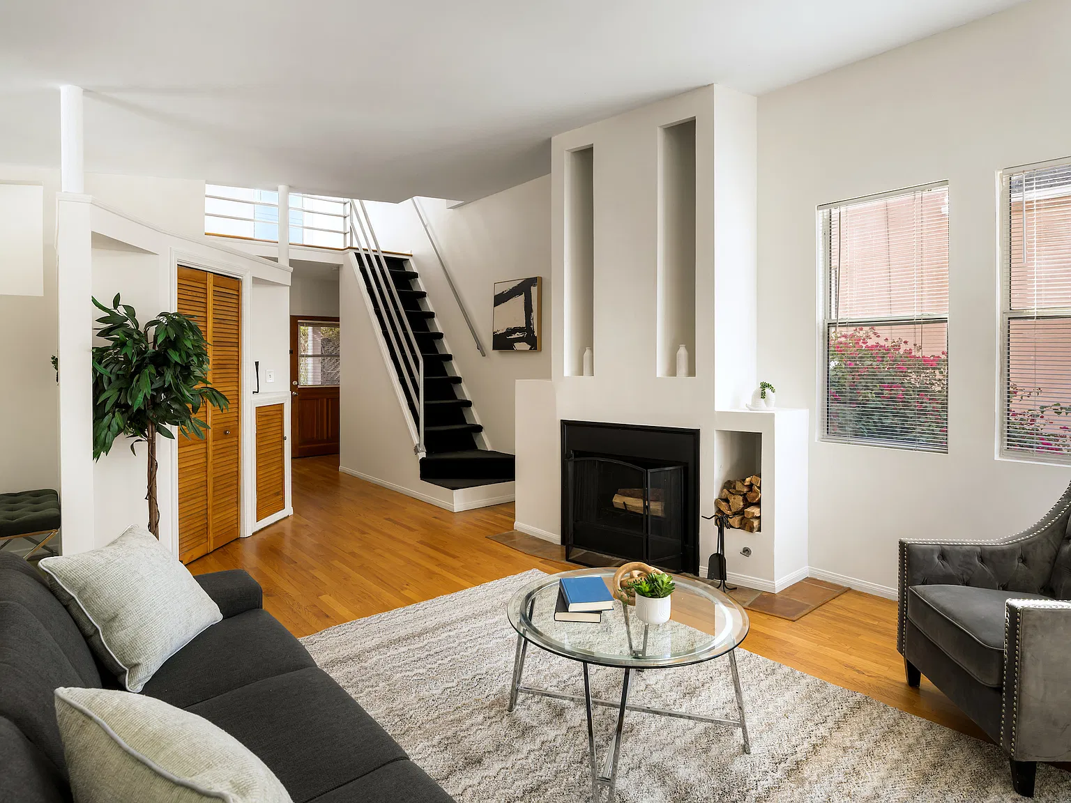 2 bed, 1000 sqft, $3,995 — Photo 1