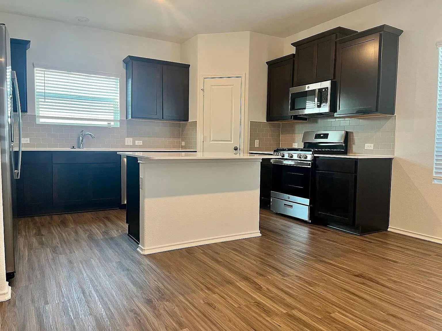 4 bed, 3.5 bath, 2477 sqft, $2,350 — Photo 3