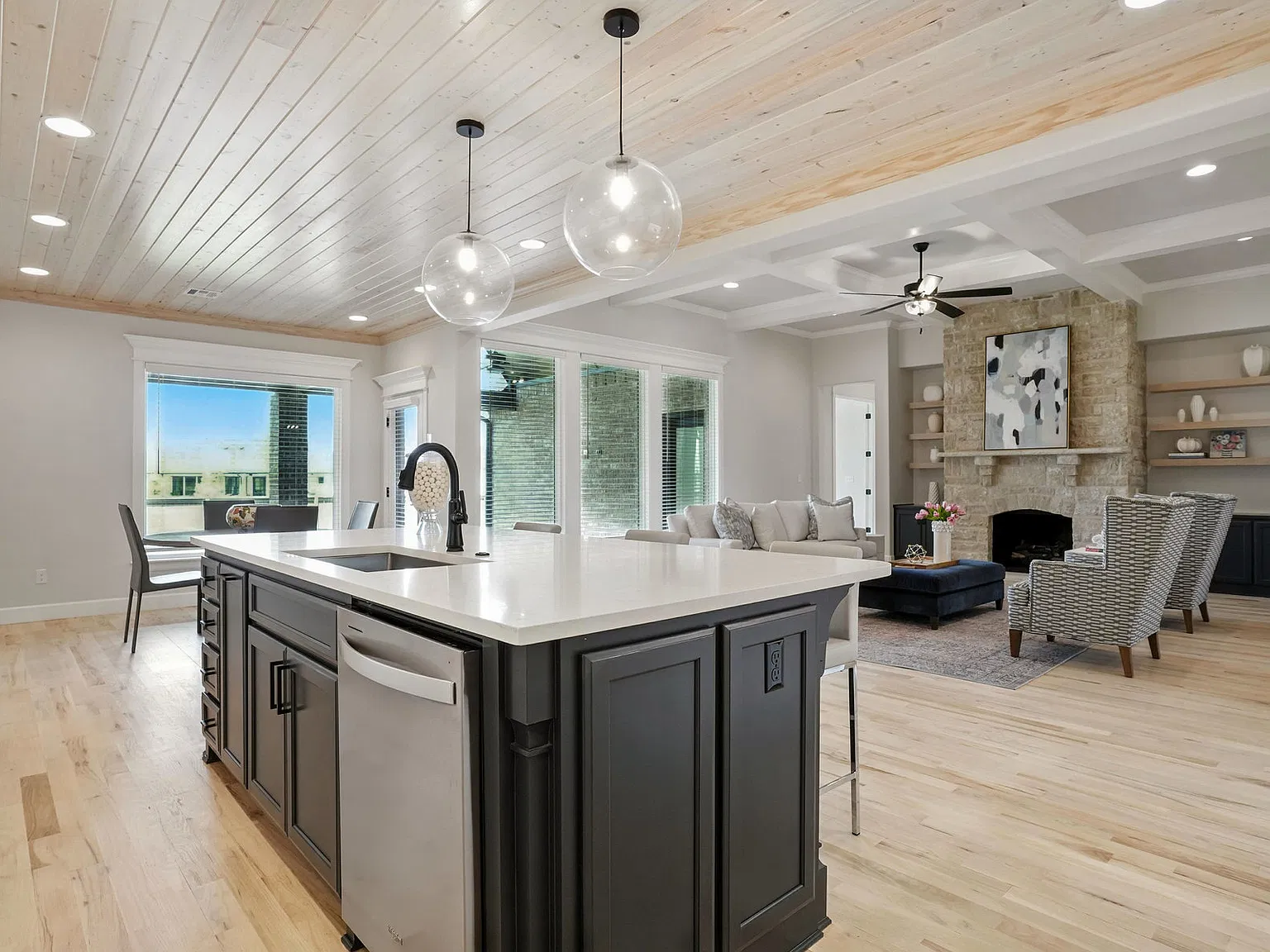 5 bed, 3.5 bath, 3677 sqft, $3,450 — Photo 3