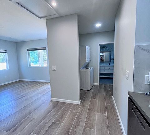 4th image of 927 Avenue B #925