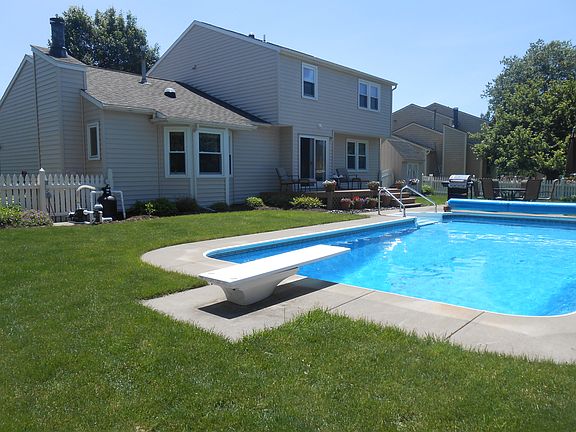 3rd image of 4229 Mayfair Cir