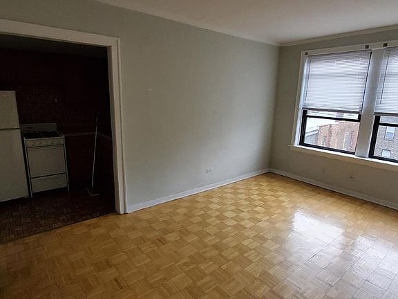 3rd image of 739 W Belmont Ave