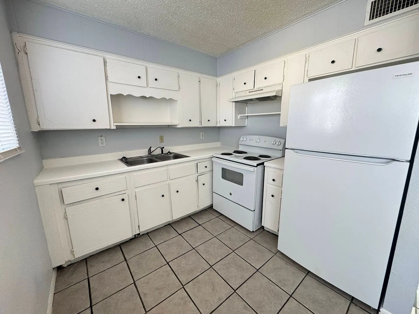 1405 N Gray St — Photo 4
