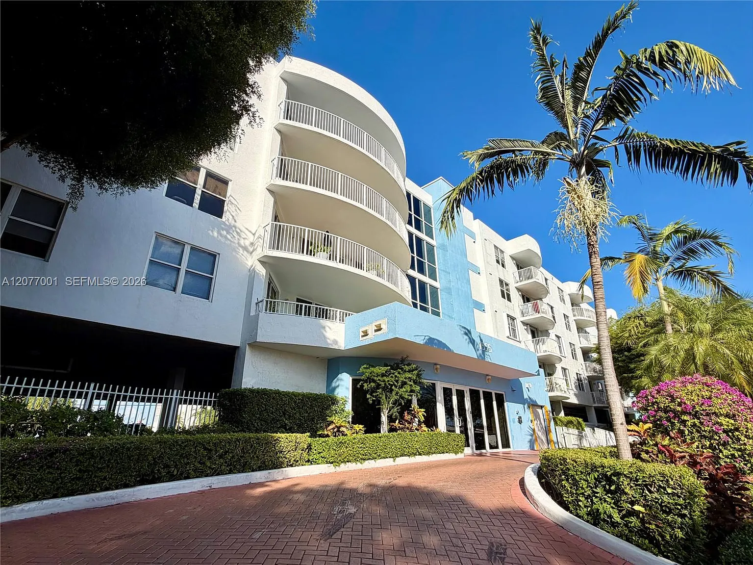 Breeze Condo — Photo 1
