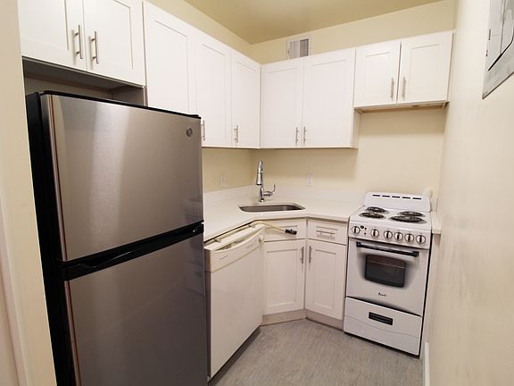 3rd image of 123 W 77th St #1A