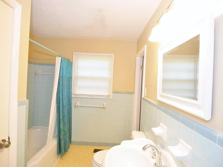 2221 Euclid Rd NW — Photo 4