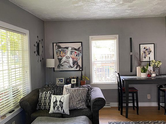 living room/dining area