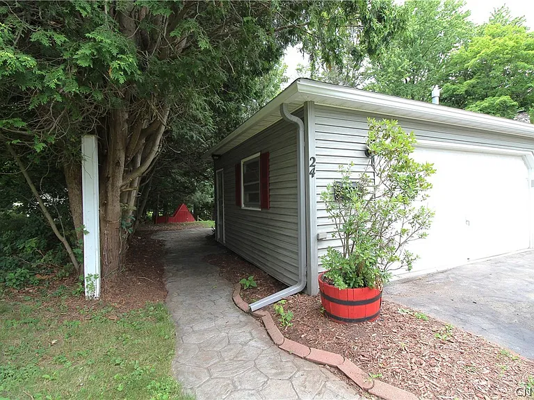 24 Forest Rd — Photo 49