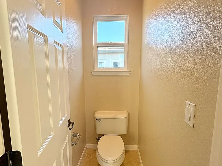 546 Almanor St — Photo 15