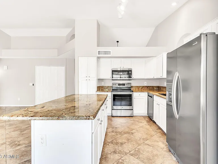 1113 E Betsy Ln — Photo 14