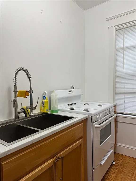 3 bed, 1.0 bath, 1200 sqft, $1,700 — Photo 4