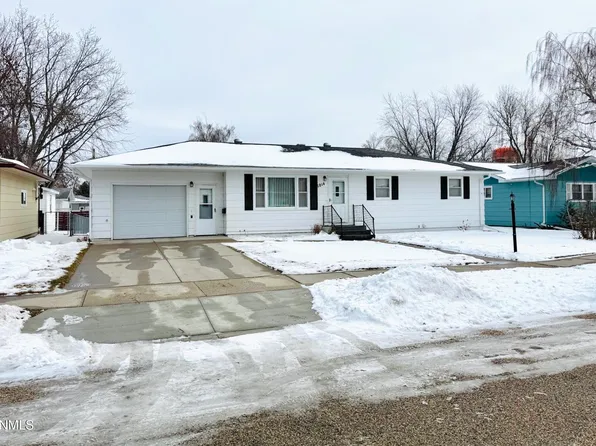 1014 James Ave NE, Jamestown, ND 58401