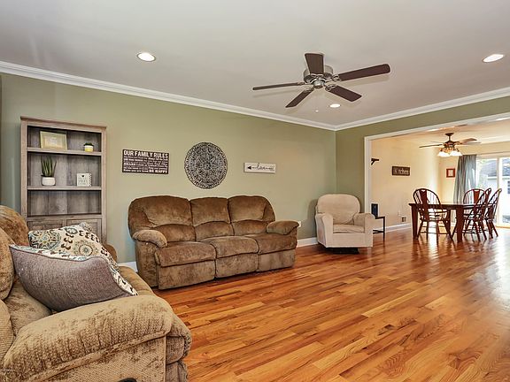 3rd image of 55 W Roosevelt Cir