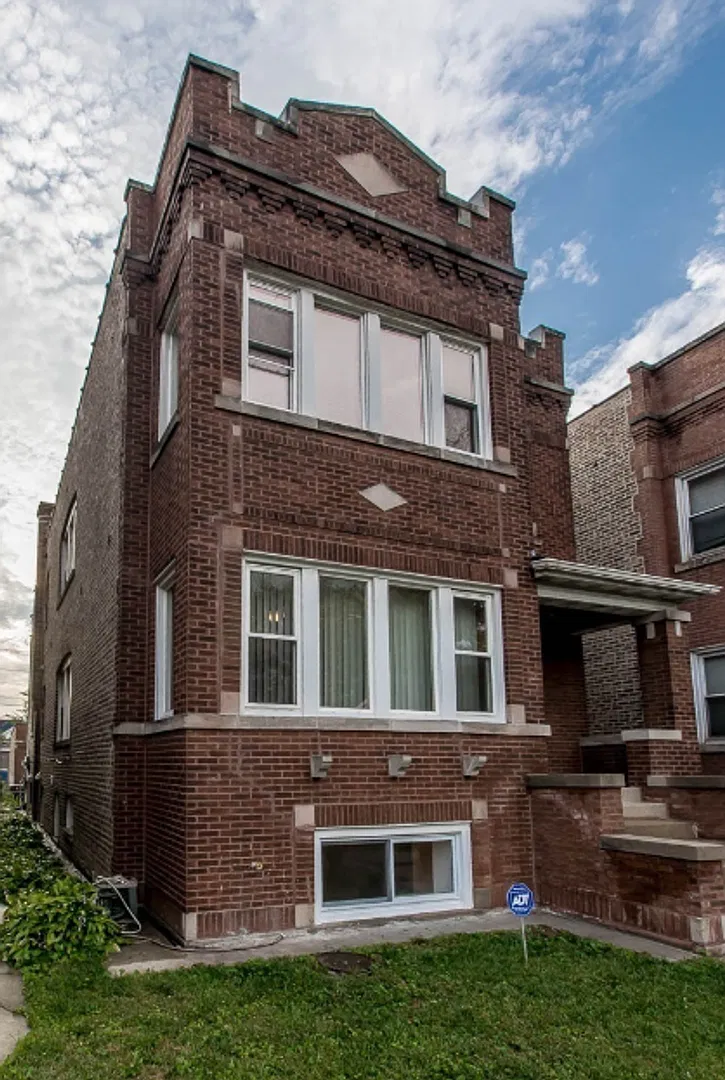 Spacious 3-Bedroom Apartment with Huge Deck & Garage Parking! — Photo 1