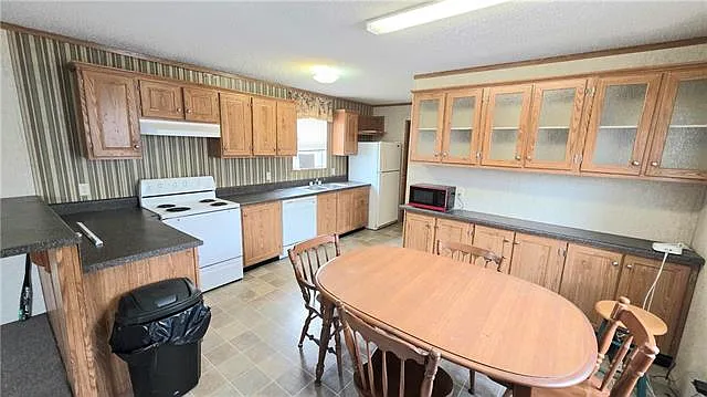 3 bed, 2.0 bath, 1280 sqft, $1,800 — Photo 4