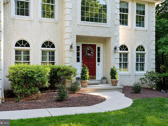 3rd image of 42 Wild Laurel Ct