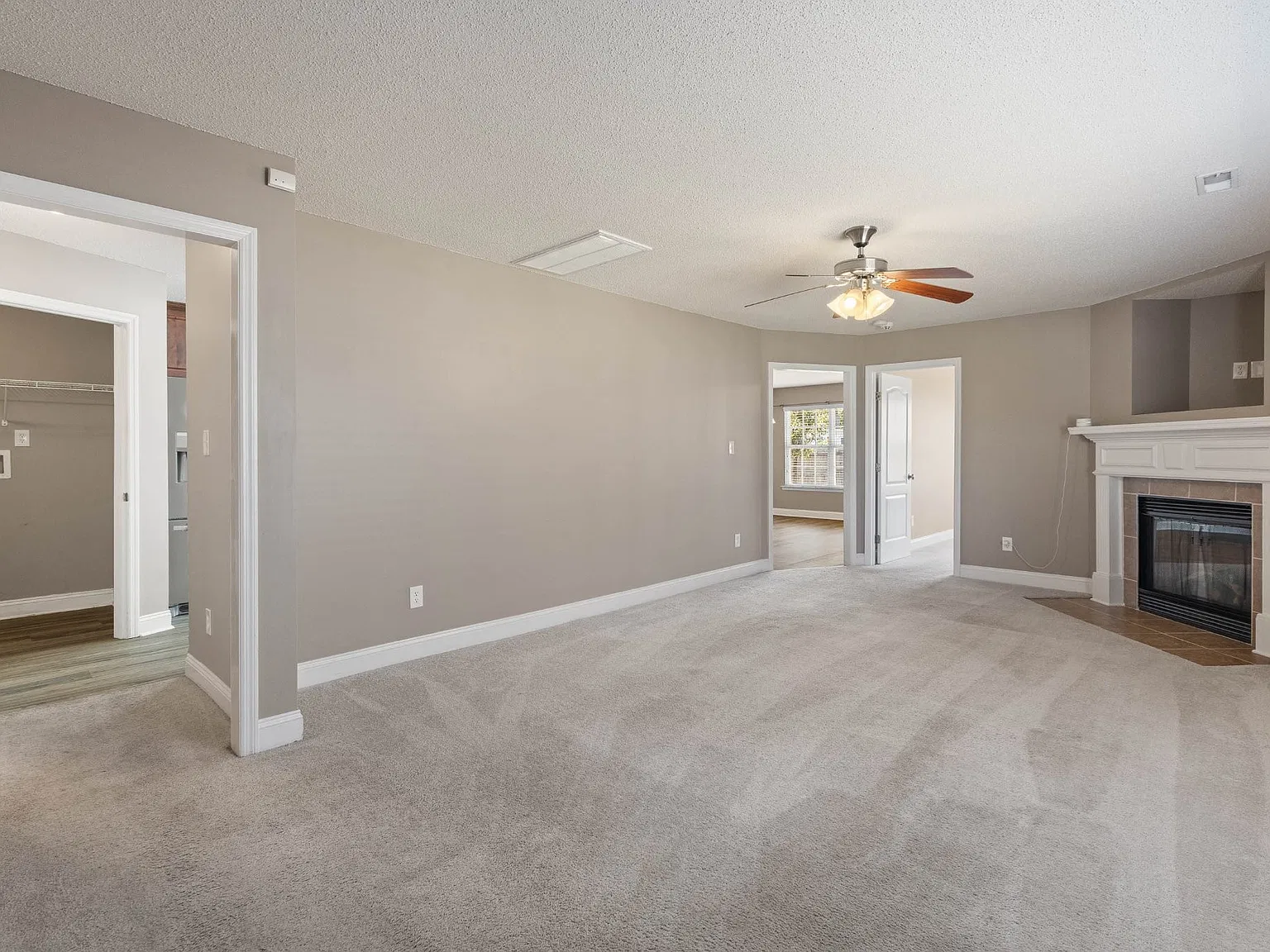 5 bed, 2.5 bath, 2227 sqft, $1,995 — Photo 4