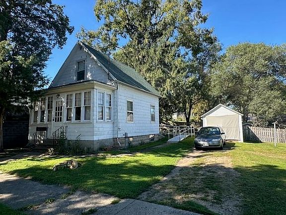 3rd image of 916 Stoughton Ave