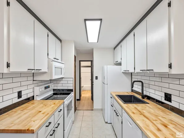 400 S Saliman Rd APT 102, Carson City, NV 89701
